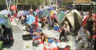 Fans camp outside theatre ahead of 'Eclipse' premiere